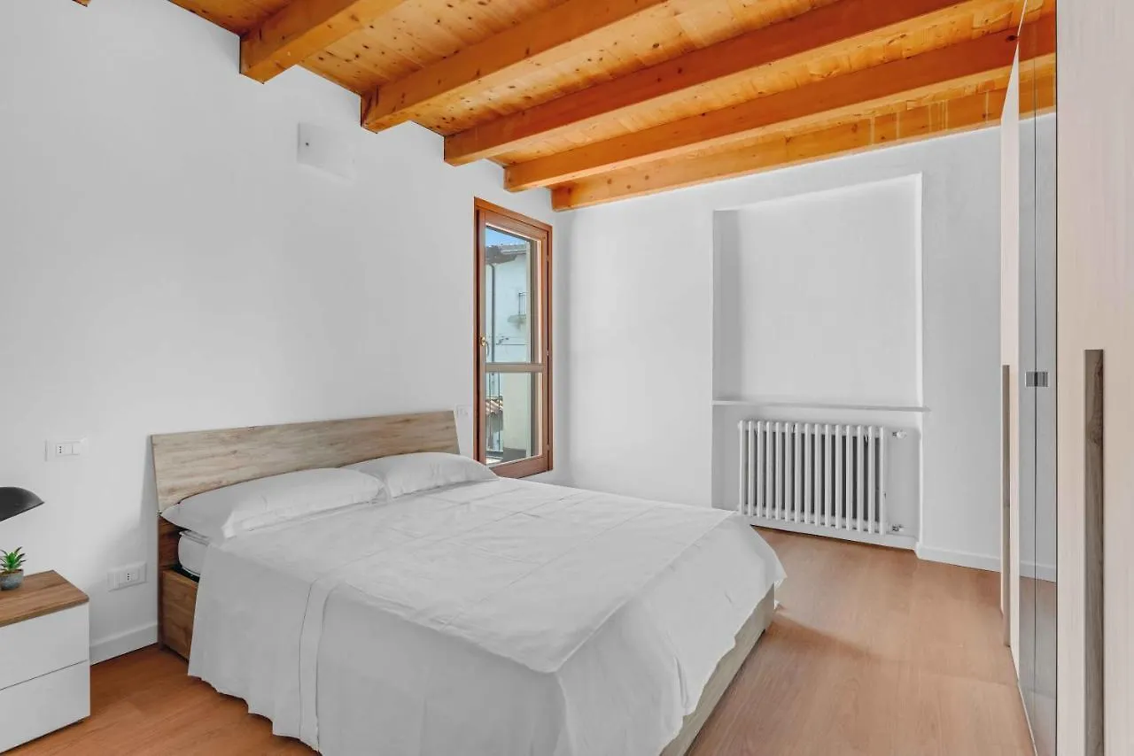 -Centrale- Terrazza Sul Lago, La Brezza Del Garda デセンツァーノ・デル・ガルダ 0*,  イタリア